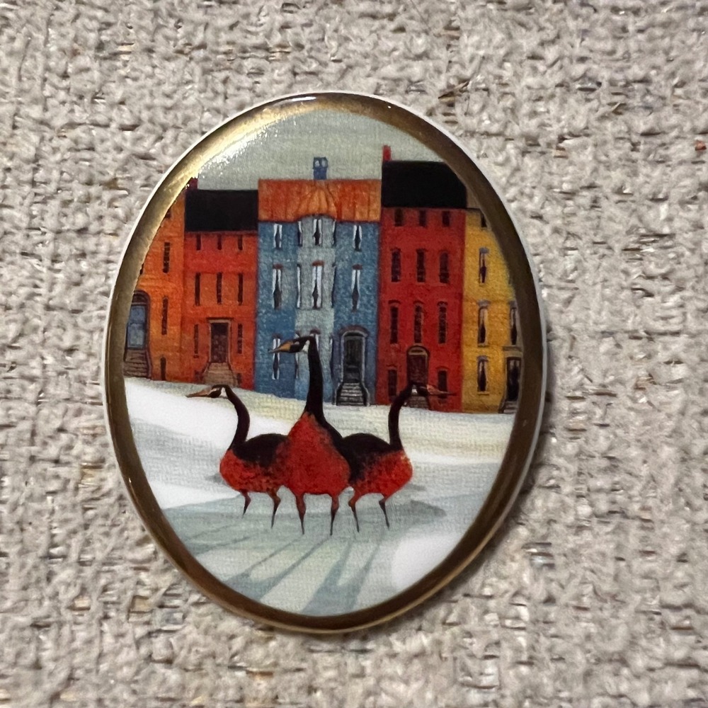 P Buckley Moss Society 2007 Just Visiting Porcelain Brooch Pendant 20th Anniv